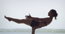 Užburianti akrobatinė joga (video)