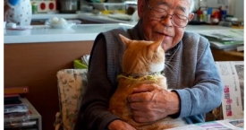 Fotografė grąžino 94 metų seneliui gyvenimo džiaugsmą, padovanojusi mažą kačiuką (foto)