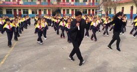 Mokyklos direktorius išmokė pradinukus šokti (video)
