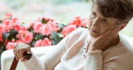 Alzheimeris – progresuojanti liga, paliečianti visą šeimą. Kokie požymiai ją išduoda?