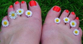 7 priežastys, kodėl tinsta pėdos ir kaip jas nuraminti