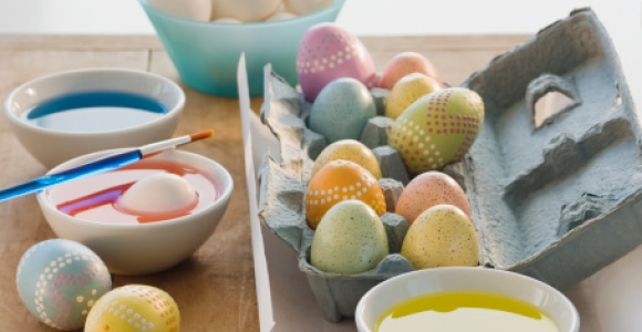 Ruošiamės Velykoms: kiaušinių dažymas natūraliais dažais