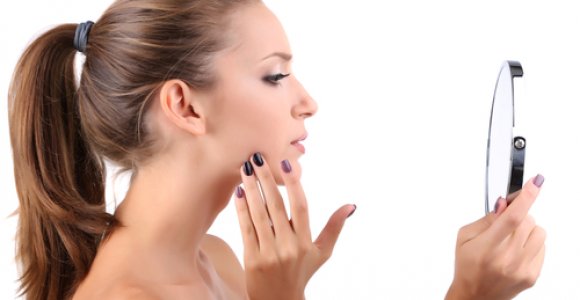 Kaip prižiūrėti aknės varginamą odą?