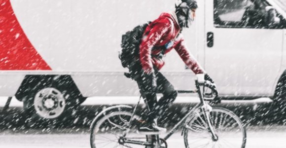 4 patarimai, kaip saugiai važinėti dviračiu žiemą