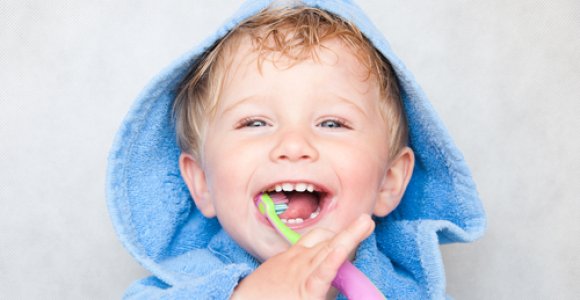 Odontologė įvardijo, kaip reikėtų prižiūrėti vaikų dantukus