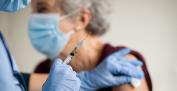Stiprinamoji Covid-19 vakcina jau čia: kas gali pasiskiepinti?