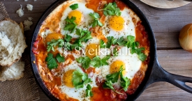 Pomidorų padaže užkepti kiaušiniai (shakshuka)