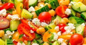 Greitai paruošiamos agurkų ir pomidorų salotos